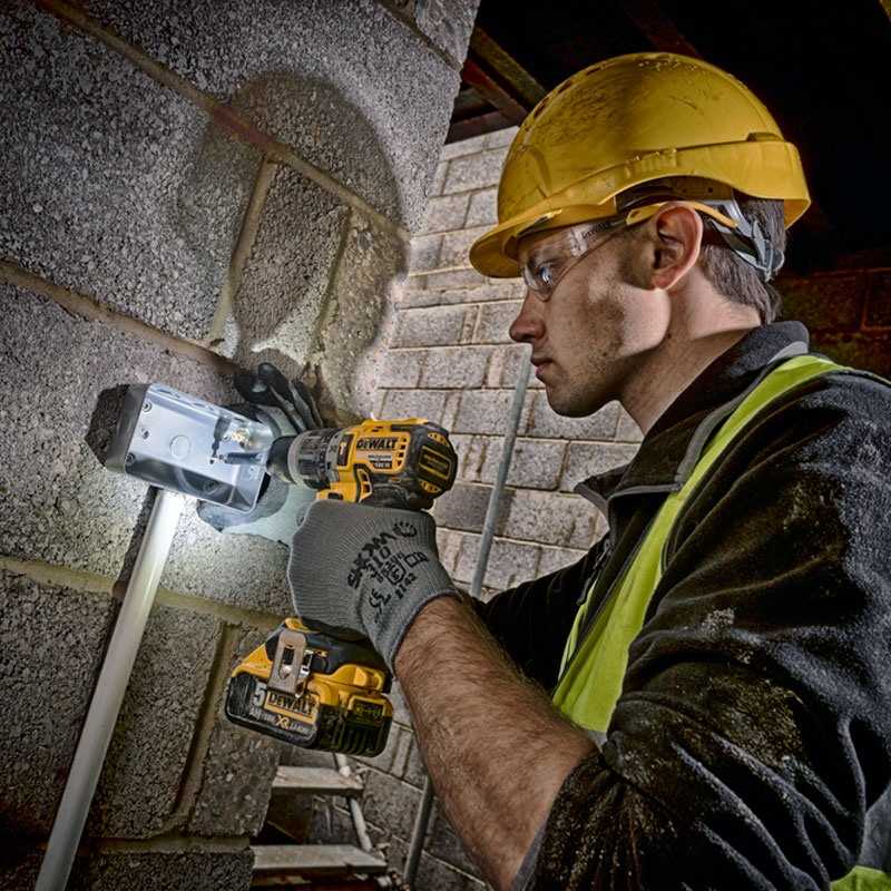 Mașină compactă de găurit și înșurubat cu percuție Dewalt DCD796P2 18 V XR Li-Ion 5.0 Ah